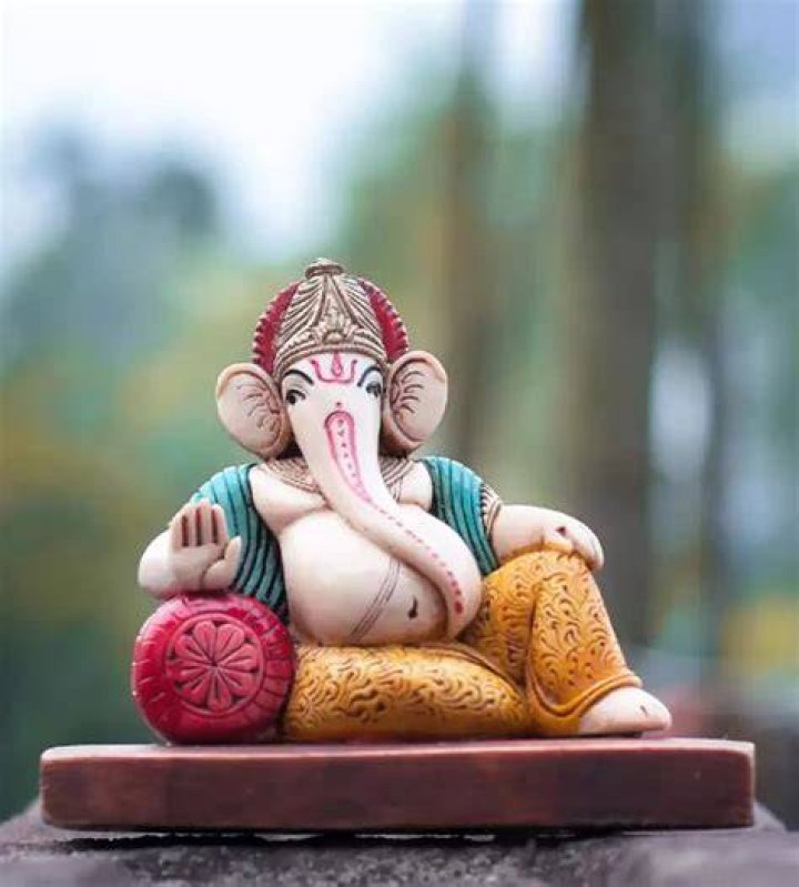 Which Colour Ganesh idol is good for home?